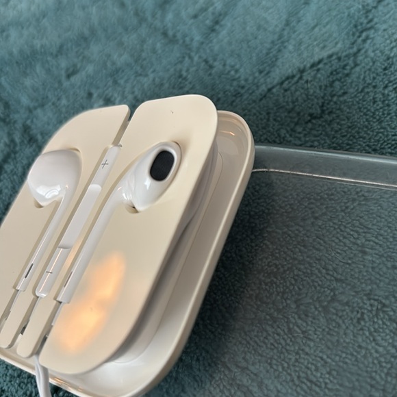 Apple ear pods with 3.5 mm jack for older I phones. In line volume control. - Picture 6 of 7